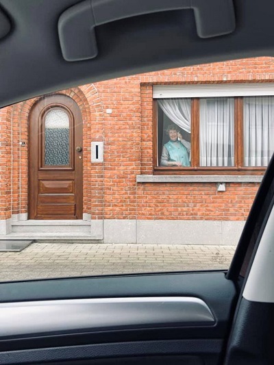 RV Gerbrand belt vanuit auto naar oma Diane.